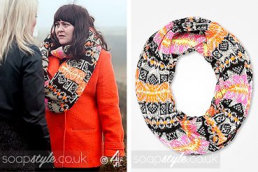 Tegan Lomax Hollyoaks wearing a snood scarf Tegan Lomax Hollyoaks wearing a snood scarf